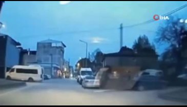 Bursa'da otomobil motosikletli sürücüye böyle çarptı