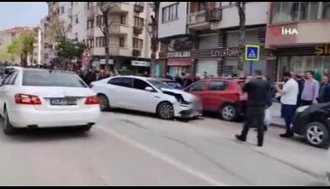 Bursa'da otomobil park halindeki araçlara çarptı!