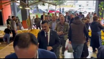 Türkoğlu, Fethiye'de pazar esnafını ziyaret etti