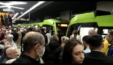 Bursa'da metro istasyonlarında Bayram yoğunluğu