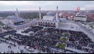 Konya'da binlerce kişi bayram namazında Mevlana Meydanı'nda buluştu