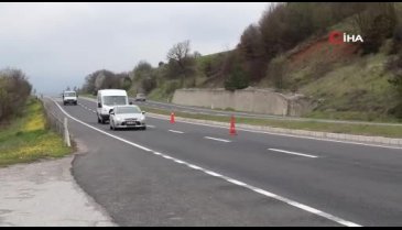 Bolu'da bir sürücü kendine aldığı tatlıyı polis ekiplerine dağıtarak bayramlaştı