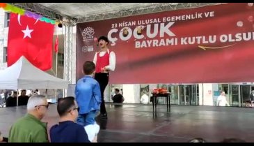Çocuklar Cumhuriyet Meydanı'nda doyasıya eğlendi