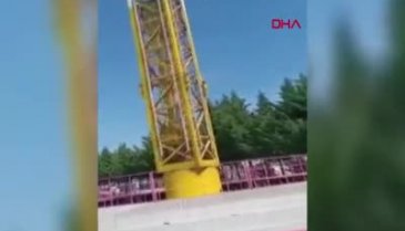Bursa Kültürpark'ta dehşeti anları! Dev salıncak ağaçlara takıldı