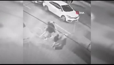 Bursa'da yolun karşısına geçen aileye otomobil çarptı!