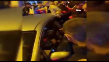 İstanbul'da Fenerbahçe stadının önünden geçen araç taraftarların saldırısına uğradı