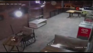 Samsun'da otomobil dükkanın manav reyonuna girdi: 1'i ağır 2 yaralı