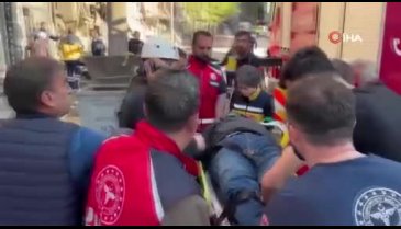 Malatya'da ağır hasarlı bir bina çöktü! Çok sayıda ekip sevk edildi