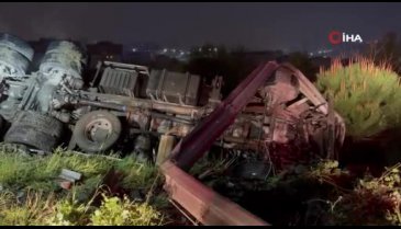 İstanbul'da iplik yüklü kamyon ağaçlık alana devrildi
