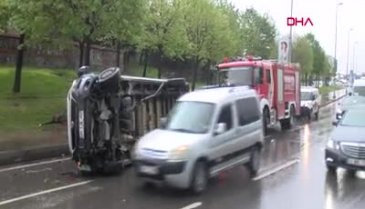 İstanbul'da servis minibüsü devrildi!