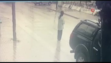 Bursa'da genç kıza çarpan kamyonetin camlarını kırdılar