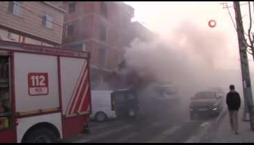 İstanbul'da karton yüklü kamyon alev aldı