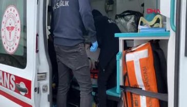 Kocaeli'de bariyerlere çarpan TIR devrildi