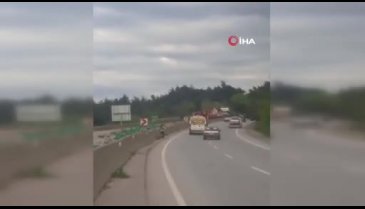 Bursa'da vinç ile kamyon çarpıştı! Binlerce kasa meyve ve sebze yola döküldü