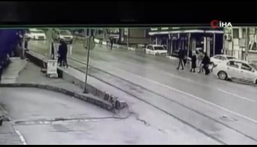 Bursa'da karayolundan karşıya geçen vatandaşın ölümden döndüğü anlar kamerada