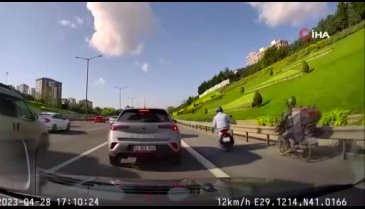 İstanbul'da 3 motosikletin çarpıştığı o anlar