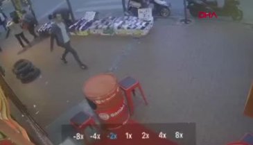İstanbul'da otomobil hakimiyetini kaybederek yayaların arasına girdi: 3 yaralı!