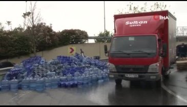 İstanbul'da tırın dorse kapağı açıldı, onlarca su damacanası yola saçıldı
