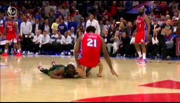 Joel Embiid, maç sırasında Grant Williams'ın kafasına bastı