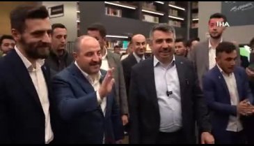 Bakan Varank, Yıldırım'ın 'Uyumayan Kütüphanesi'nde gençlerle buluştu