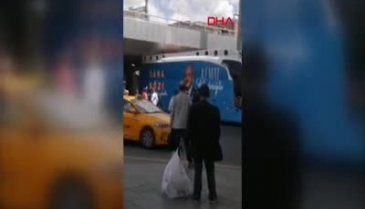 Ankara'da CHP seçim otobüsü köprüye sıkıştı