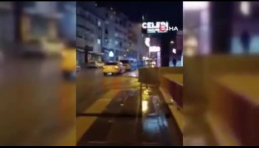 Ankara'da  AK Parti'liler ve CHP'liler arasında bayrak asma bayrak kavgası