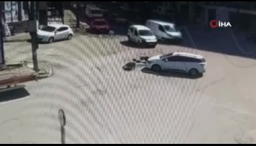 Bursa'da motosikletli sürücü otomobilin altında kalmaktan son anda kurtuldu