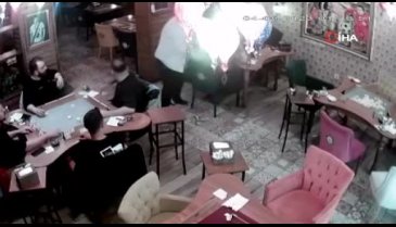 İstanbul'da baba hem oğlunu hem de arkadaşlarını ıstaka ile dövdü!