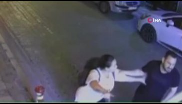 İzmir'de kadına şiddet: Sokak ortasında öldüresiye dövdü!