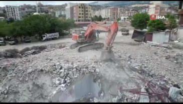 Kahramanmaraş'ta ağır hasarlı binalar yıkıldı