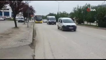Bursa'da motosiklet otomobile çarptı! Yaralılar var