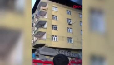 Diyarbakır'da binanın çatısında yakılan mangal, yangına sebep oldu