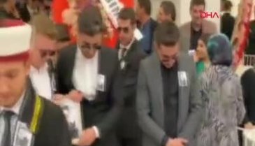 Bursa'da düğünde gelin ve damada cenaze merasimi şakası