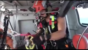 Tayvan'da mahsur kalan balıkçılar helikopterle kurtarıldı