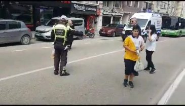 Bursa'da trafik polisi yaşlı kadına kayıtsız kalmadı