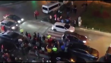 Bursalı vatandaşlar seçimi büyük ekrandan takip ediyor