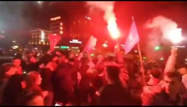 Bursalı vatandaşlar seçimi büyük ekrandan takip ediyor - 2