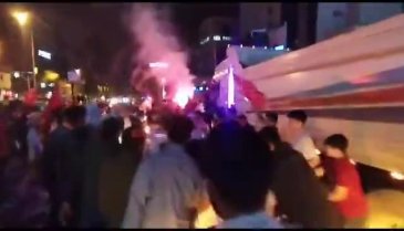 Bursalı vatandaşlar seçimi büyük ekrandan takip ediyor-2
