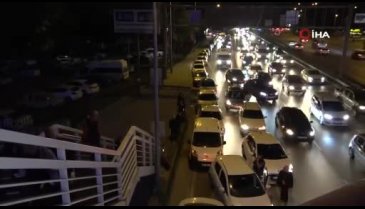 Bursa'da sayılan oylar YSK'ya teslim edildi, kilometrelerce kuyruk oluştu