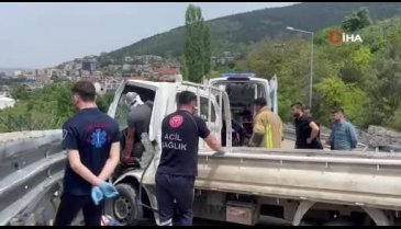Bursa'da virajı alamayan kamyonet sürücüsü bariyerlere çarptı