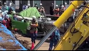 Japonya'da vinç araçların üzerine devrildi: 1 ölü, 1 yaralı