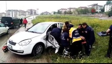 Bursa'da kontrolsüz kavşakta otomobile yandan çarptı: 2 yaralı