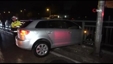 Bursa'da kontrolden çıkıp bariyerlere saplanan otomobil 5 metre yükseklikte asılı kaldı!