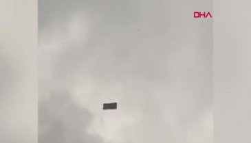 Ankara'da fırtına esnasında koltuk uçtu!