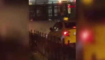 İstanbul'da taksileri tekmeledi! Şoförler darbetti