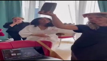 Bornozla dans eden Salma Hayek defalarca frikik verdi