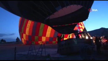 Kapadokya'da balonlar Türk bayrakları ile gökyüzünde