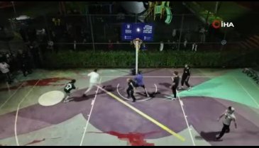 Bakan Varank, ilk kez oy kullanan gençlerle gece yarısı basketbol maçı yaptı