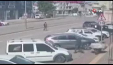 Bursa'da geri manevra yaparken yayaya çarptı