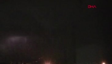 Erzincan'da peş peşe çakan şimşekler geceyi aydınlattı